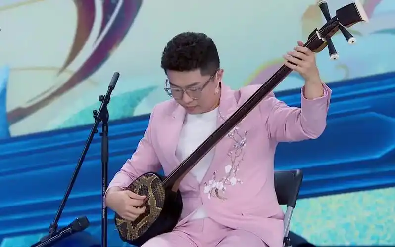 【青春守艺人】周九良弹三弦儿 德云人人都是大师啊