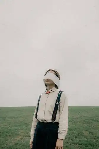 "blind clouds" 人像 女人 人 一个人 半身像 灰色背景