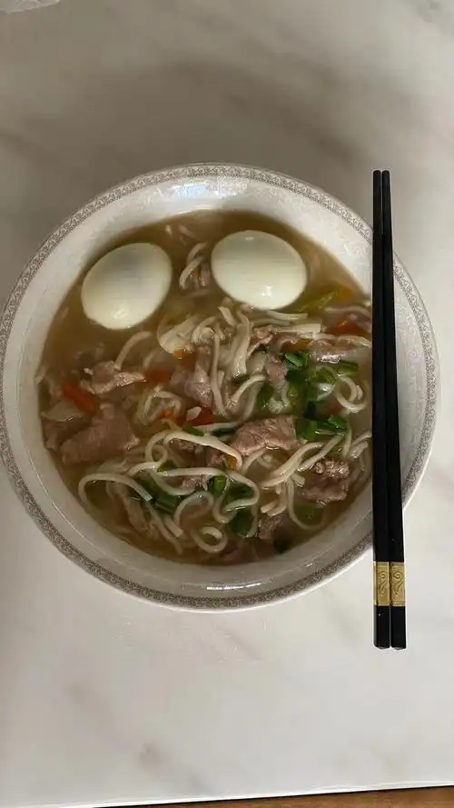 生日越来越过得多姿多彩,但仪式感最强的只有记忆中的那碗鸡蛋面