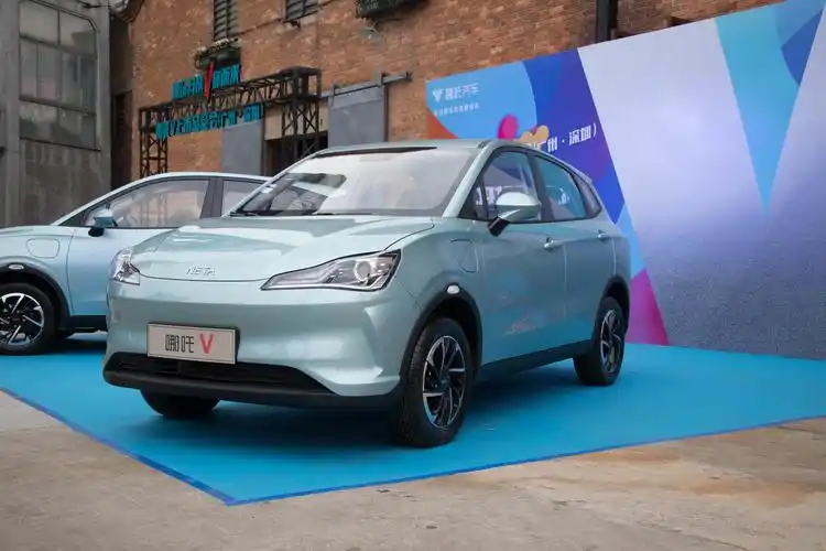 哪吒v的购车门槛更低,从这点也不难看出,哪吒汽车显然是想靠哪吒v抢占