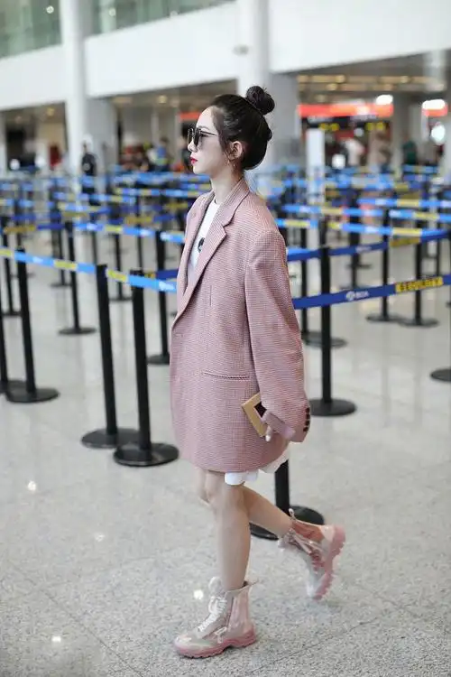 孟美岐机场西装街拍照图片,分享一组孟美岐图片给大家,图中的明星图片
