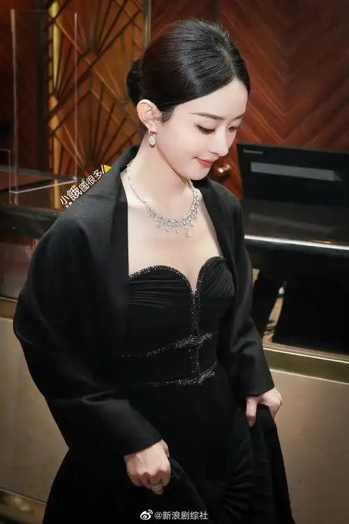 赵丽颖出席荣耀之夜白玉兰奖提名活动高清图集4p