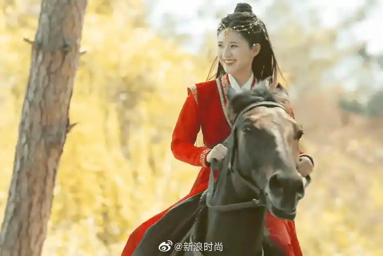 快马扬帆,不畏险阻,一身英气,快来看看@刘亦菲 @沈梦瑶 @杨幂 @赵露思