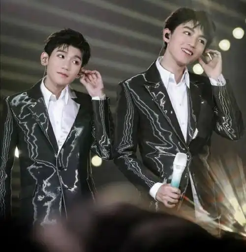 王俊凯王源合照   现如今粉丝最为期待的便是tfboys七周年演唱会的