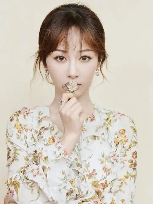 王嘉尔终于见偶像,30秒对视却不敢让杨紫看他,杨紫害羞了_节目_冰箱