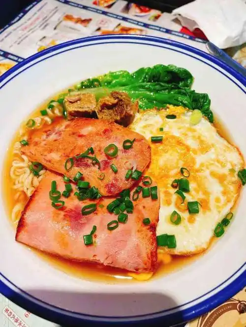 环境百鸽笼地铁站入万象汇的出口进商场第一家试营业生意不错排队的人