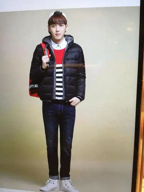 男生177的身高,120斤左右,体型不瘦不胖,外套要选哪个码