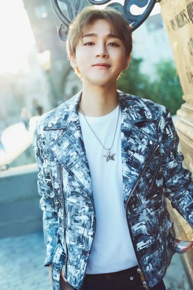 组图:李炜布拉格写真曝光 机车夹克展轻熟魅力_高清图集_新浪网