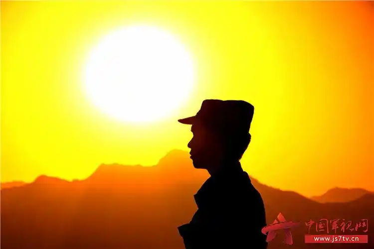 一组夕阳下剪影展示官兵的飒爽英姿