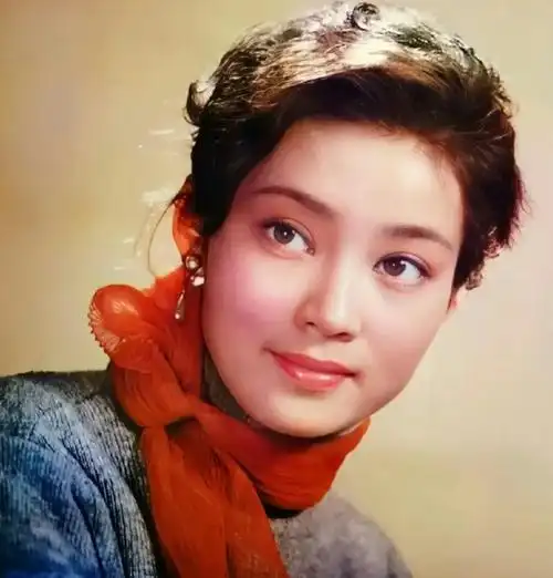 潘虹本不姓潘,也不叫虹.她出生在1954年年底,父母感情甚笃.