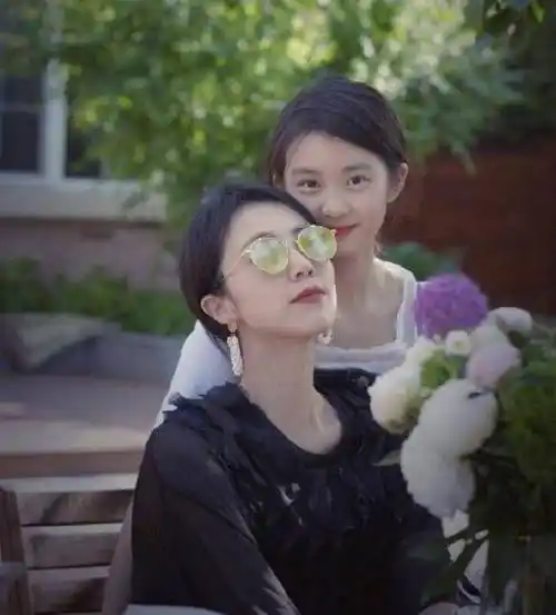 黄磊大女儿晒"烈焰红唇"美照,画风成熟像极孙莉,14岁像20岁_多多_孩子