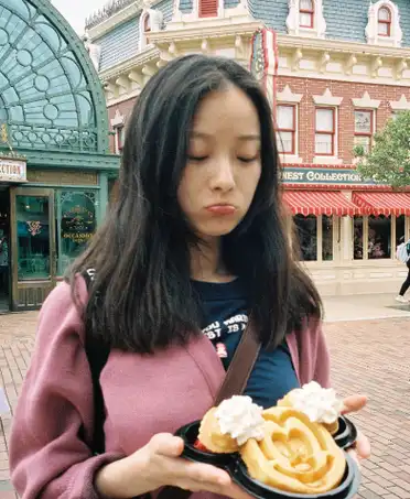 倪妮素颜游迪士尼,妆前妆后差别大,咧嘴大笑神似姚晨_气质_照片_嘴巴