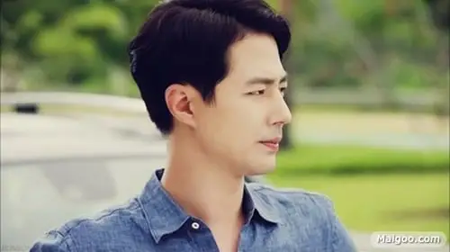 4,赵寅成发型点评:眼睛好看的男生留什么发型都不差,郑雨盛很好的诠释