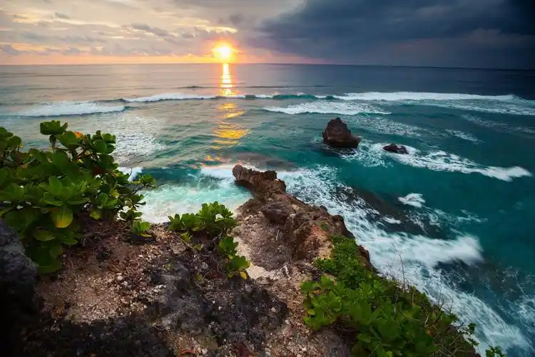天空日落海洋岩石印尼巴厘岛4k风景图片图片