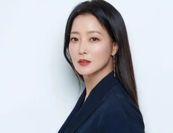 金喜善是位韩国知名女星,他的颜值超高,五官立体是韩国人非常喜欢的
