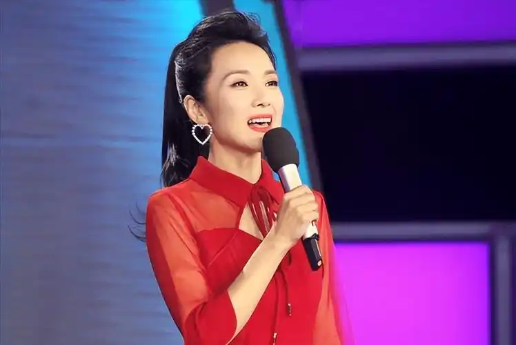 管彤:与韩红传绯闻,41岁结婚,42岁高龄生子,现在过得怎样了?