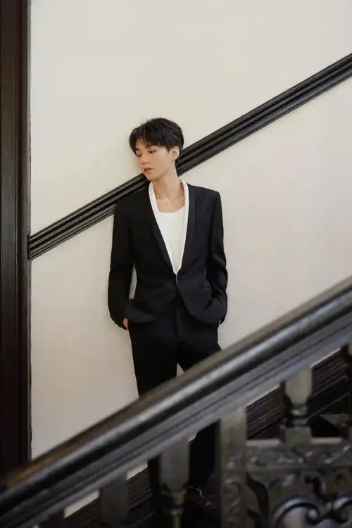 [王俊凯][新闻]210325 王俊凯今日活动造型图公开 黑色西装复古摩登