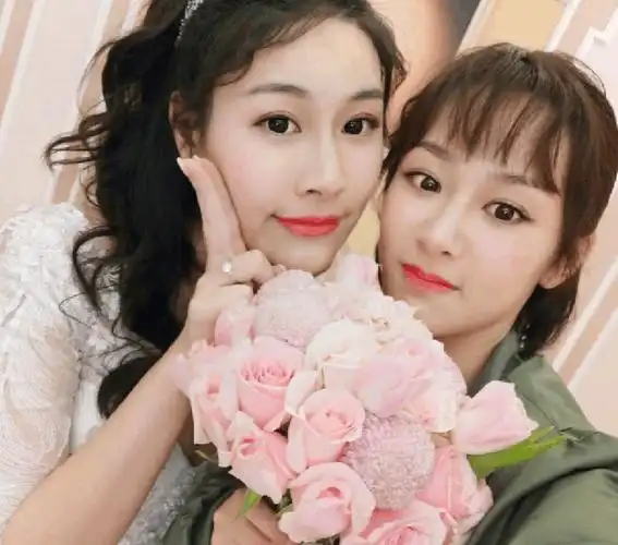 杨紫给闺蜜当伴娘, 一张合照将她隐藏的腰围给显示出来了!