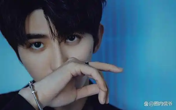 有网友发现顶流蔡徐坤半夜突然关注了位素人美女,虽然很快就又取关了