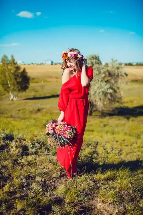 穿红衣服的女孩在球场上走