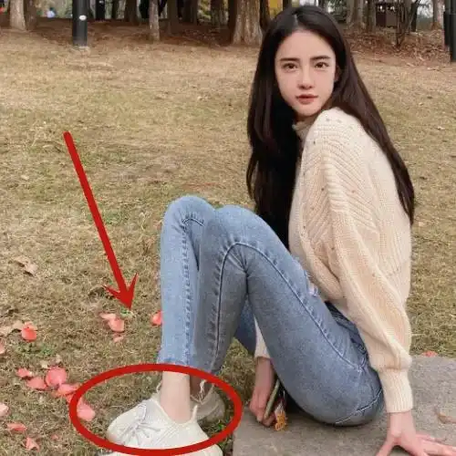 看到她45码大脚,明白了她的苦衷