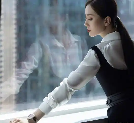 刘诗诗出席活动造型,梳起利落马尾,白衬衫黑长裤,优雅干练_刘英俊