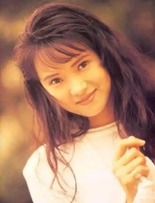 年轻时候的伊能静美得很纯粹,即便素颜也不失风格.