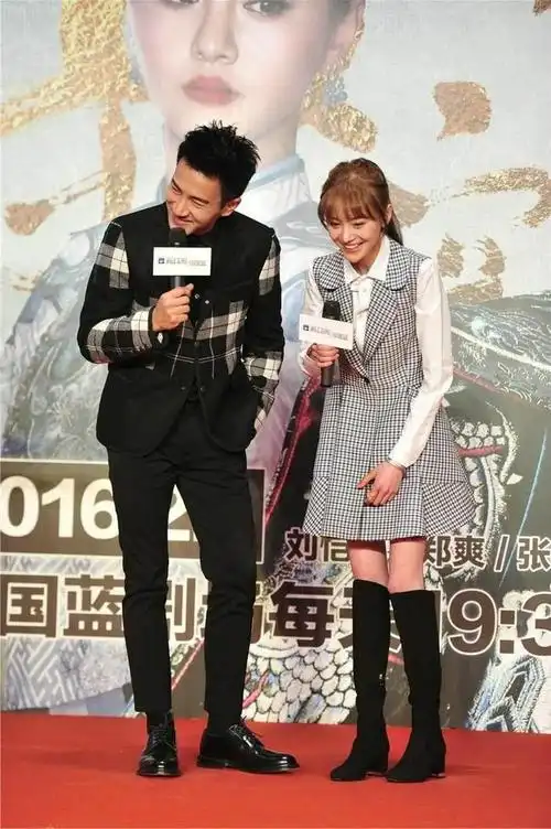 而关于二人分手的原因,郑爽则表示,她和张翰在一起后非常自卑,一直