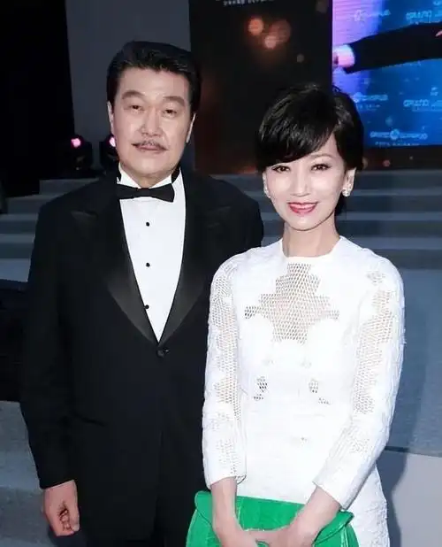 赵雅芝:带着两个儿子结婚,现任老公和三个学霸儿子为他们自豪|叶童|黄