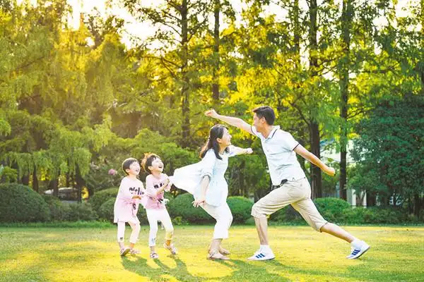 逍遥津公园,吕迎迎一家四口在草地上玩耍,乐享休闲好时光.