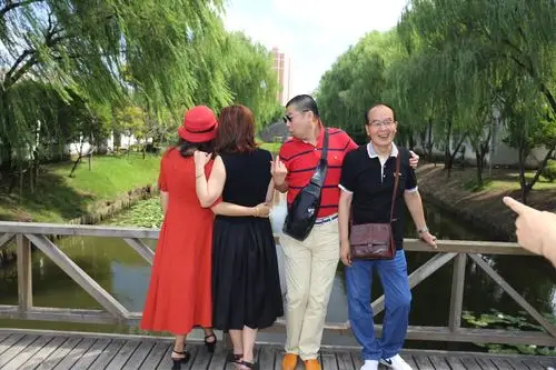 四人合影这样拍也算是一种创意