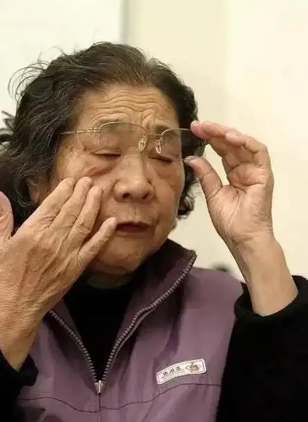 唐国强女儿唐莉生母离世时让她替母报仇如今却和继母亲如一家