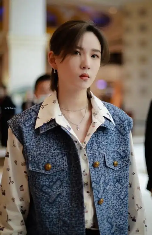 陆柯燃温柔盘发造型##陆柯燃金属抓夹长发造型