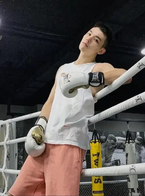 北体大185腹肌小狼狗横跨两档热综,这也太帅了吧!