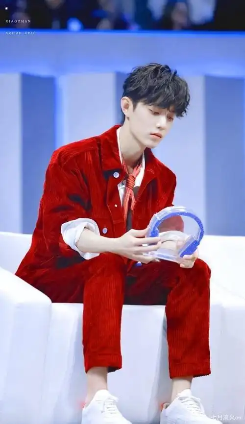 肖战成卫视春晚代言人,央视跨年官宣了,穿红色衣服的小赞太惊艳