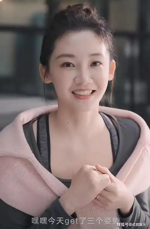 原创郑恺老婆挑战高难度瑜伽轻松完成空中一字马身材纤瘦又美又飒