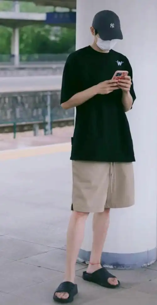 魏大勋的脚踝好苏好好看啊!还有脚踝上的小红绳