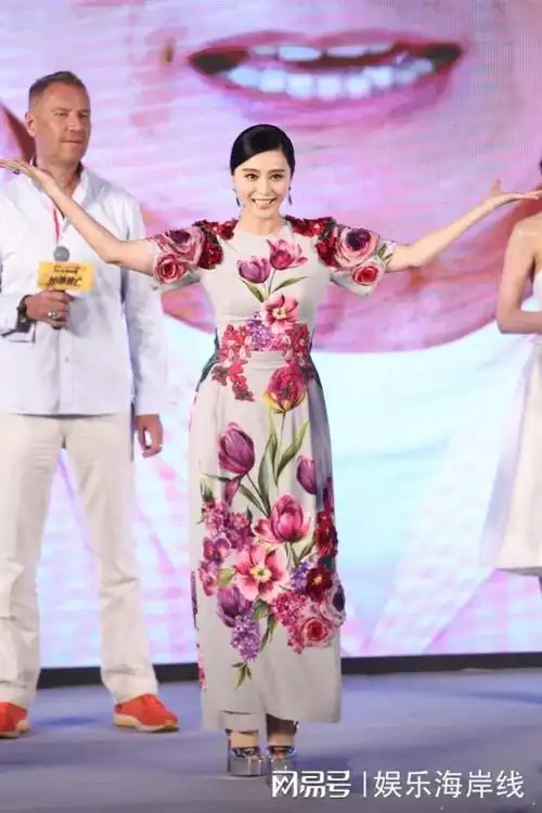 范爷再现影展现场镂空礼服尽显完美曲线