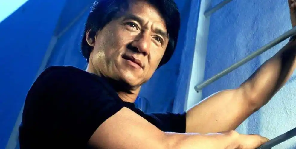 成龙为什么能走红?拍电影中不慎刮伤眼角,结果他顺便做了个双眼皮