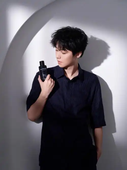 王俊凯超话9078 暗纹衬衫配微卷发型,锐意清新的旷野少年~#王俊凯