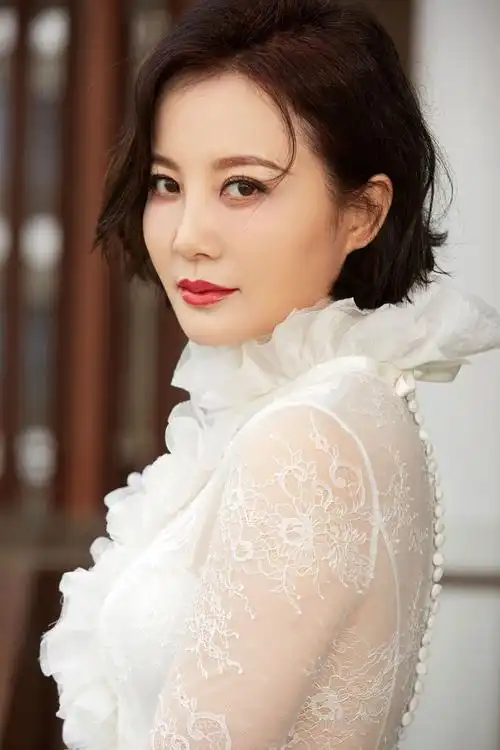 近日,演员陶红曝光一组时尚写真.