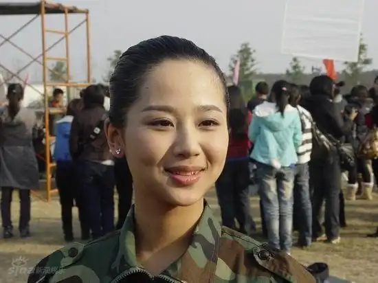 图文:《向周星驰致敬先》热拍--杨紫穿军装