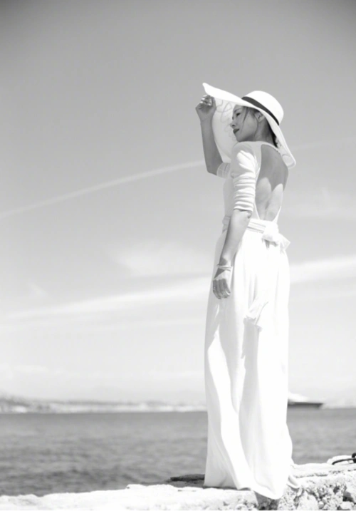 江一燕秀海边背影照,自称背部有肌肉,网友:那是天鹅背!