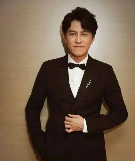 靳东真人到底长啥样?看到年轻时的照片,网友:这脸是认真的?