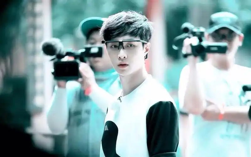 【极限挑战】一个小细节看张艺兴为什么被男人帮宠爱?