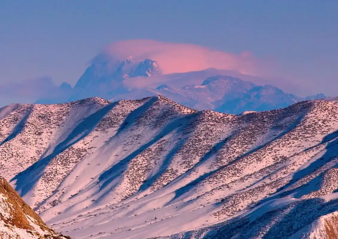 屹立千万年的天山东部的最高点博格达峰,迎来送往了数不清的文人 - 抖