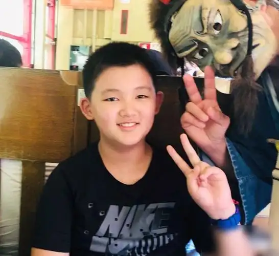 他是老戏骨寇振海的儿子11岁被关晓彤签下如今成全能童星