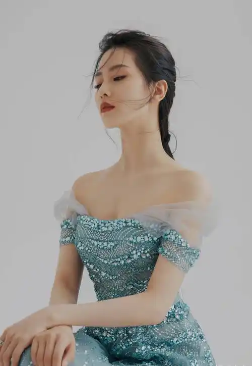 刘诗诗亮相红毯,薄荷绿礼服裙温柔清新,尽显淡然优雅的气质_眼睛_文化