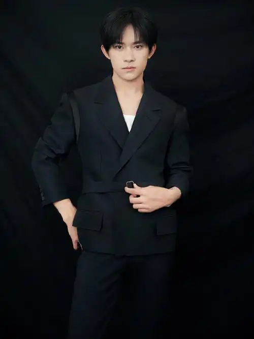 > 易烊千玺黑色西装儒雅写真图片(8/9)