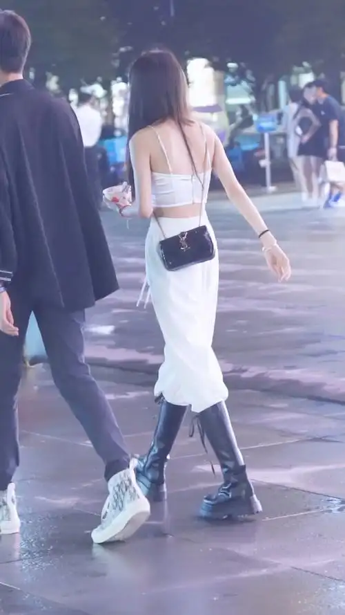 女生为了漂亮真的可以夏天穿长靴